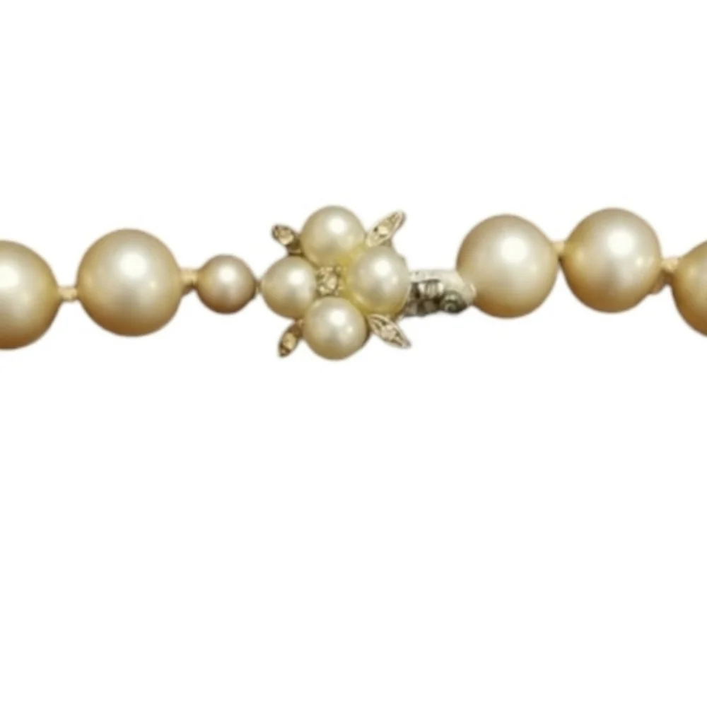 VINTAGE 1950S FAUX PEARL NECKLACE WITH ORNATE CLOSURE